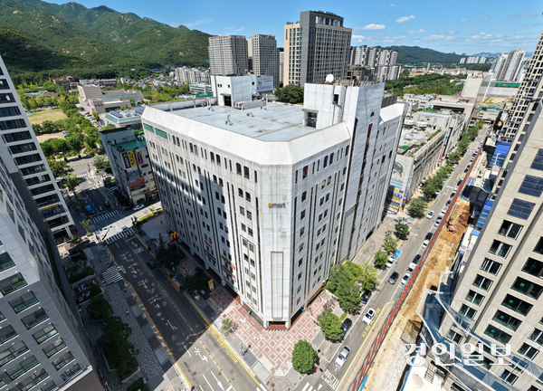 과천시와 신천지가 별양동 소재 건물의 용도를 종교시설로 변경하는 문제를 두고 소송을 벌이고 있는 가운데 법원이 1심 판결을 취소하고 신천지 측의 청구를 기각했다. 사진은 12일 신천지가 매입한 과천시 별양동의 건물 모습. 2026.8.12 /최은성기자 ces7198@kyeongin.com