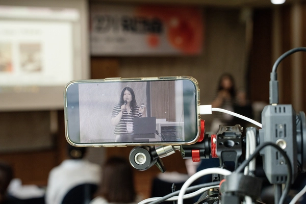 로컬큐레이터들은 특별한 장비 없이도 휴대전화 등 자신이 SNS에 활용할 수 있는 장비를 활용해 지역 곳곳을 누비며 소통한다. /경기콘텐츠진흥원 제공