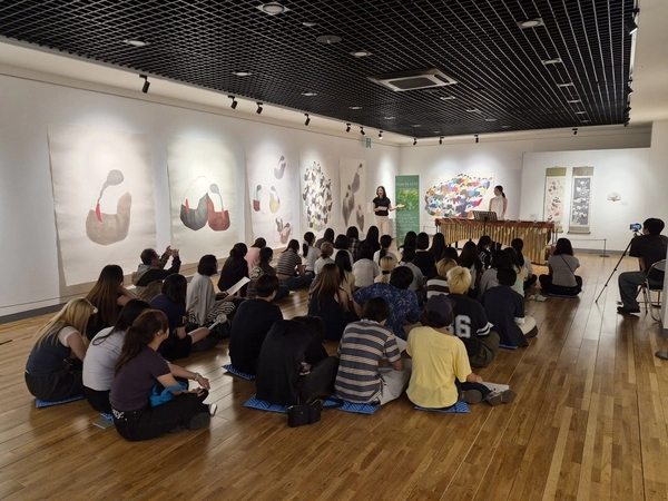 11일 오후 광주시 광주시 퇴촌면 소재 일본군 위안부 역사관 나눔의 집에서 하남고등학교와 일본자유의숲학교 학생들이 ‘전쟁과 기억’을 주제로 한 마림바 공연을 관람하고 있다. 2026.8.11 /김태강기자 think@kyeongin.com