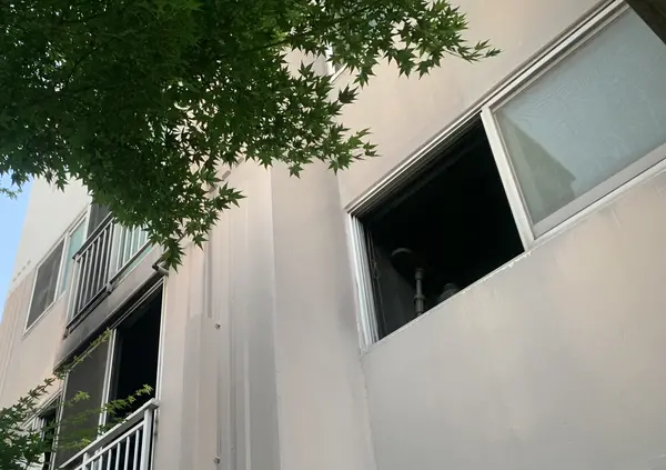지난 8일 수원시 권선동의 한 아파트에서 불이 나 90대·60대 모녀가 사망한 채로 발견됐다. 검게 탄 해당 세대의 모습. 2026.8.11 /유혜연기자 pi@kyeongin.com
