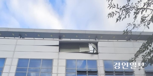 12일 수원시 호매실동 중앙식자재마트 주차장에서 20대 운전자가 몰던 차량이 추락하는 사고가 발생했다. /경기도소방재난본부 제공
