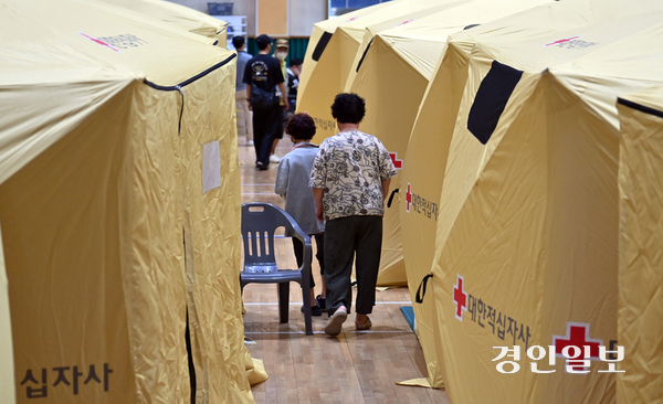 지난달 화재가 발생한 인천 서해구 석남동 쿠팡 물류센터 인근 신현초등학교 체육관에 마련된 임시 대피소에서 주민들이 이동하고 있다. 2026.7.18 /김용국기자 yong@kyeongin.com