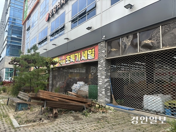 지난 12일 수원시 호매실동의 한 마트 4층 주차장에서 20대 운전자가 몰던 셀토스 차량이 외벽을 뚫고 추락하는 사고가 발생했다. 2026.8.13 /이영지기자 bbangzi@kyeongin.com