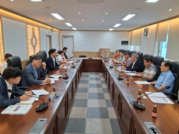 평택당진항 구국제여객부두의 국가어업지도선 부두 전환을 놓고 시민단체와 평택지방해양수산청 간 갈등이 커지고 있다. 지난 12일 금요포럼 및 평택항 바로 세우기 운동본부 등 시민단체 관계자들이 평택지방해양수산청을 방문해 옛 부두의 기능 변경에 항의한 뒤 반대 운동에 나서겠다고 밝히고 있다. /시민단체 제공
