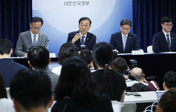 김윤덕 국토교통부 장관이 13일 서울 종로구 정부서울청사에서 전월세 및 매매시장 안정을 위한 주택 신속공급 방안 및 부동산 시장 안정을 위한 금융 종합대책을 발표하고 있다. 왼쪽부터 이형일 재정경제부 1차관, 김윤덕 국토교통부 장관, 이억원 금융위원회 위원장, 임기근 국무조정실장. 2026.8.13 /연합뉴스