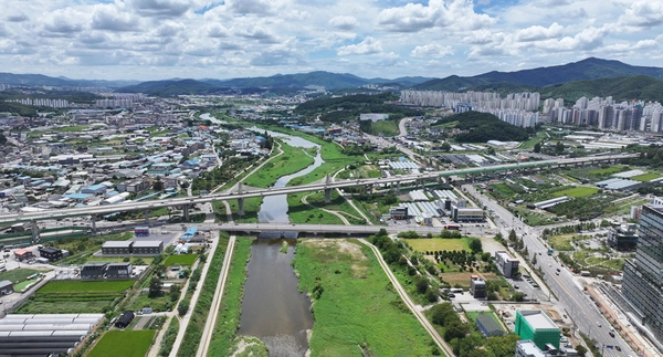 정부가 수도권에 신규 택지를 포함해 23만가구 이상을 추가 공급하고 공급대책 발표부터 착공까지 시차를 크게 단축하는 ‘속도전’에 나선다. 신규 택지로는 서울 강서지구(1천가구), 경기 남양주 도심지구(2만1천700가구), 경기 광주역세권2지구(4천500가구) 등 약 2만7천가구가 우선 발표됐다. 사진은 이날 경기 광주역세권 2지구로 공개된 장지동 일대 모습. 2026.8.13 /연합뉴스