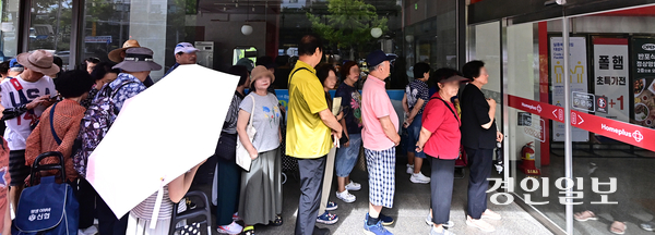 13일 오전 인천시 남동구 홈플러스간석점 앞에서 이용객들이 영업시작 전부터 줄지어 서있다. 2026.8.13 /조재현기자 jhc@kyeongin.com