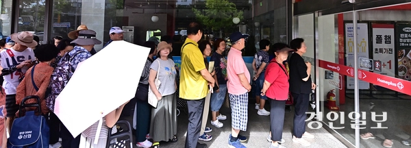 13일 오전 인천시 남동구 홈플러스간석점 앞에서 이용객들이 영업시작 전부터 줄지어 서있다. 2026.8.13 /조재현기자 jhc@kyeongin.com