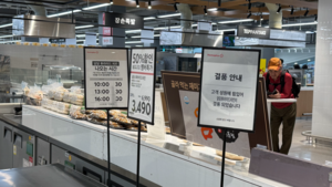 [현장] 매대 채워 ‘컴백’ 홈플러스, 말복에 주민들이 모여들었다