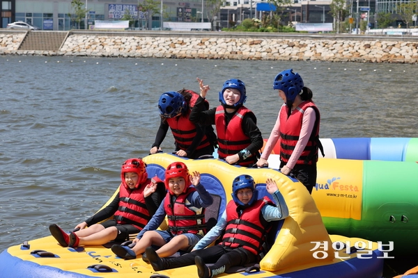 시흥시 거북섬에서 수상 어트랙션을 즐기는 청소년들의 모습 /경인일보 영상팀