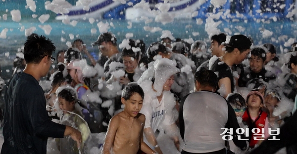 시흥시 거북섬에서 진행되는 ‘썸머나이트 페스타’를 찾은 관광객들이 거품을 맞으며 즐거워하고 있다. /경인일보 영상팀
