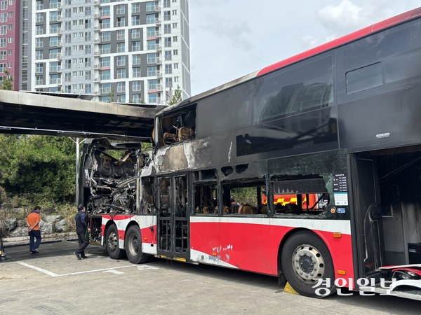 14일 오전 6시51분께 수원 호매실동 서부버스공영차고지에 있던 2층 전기버스에서 화재가 발생했다. 2026.8.14 /이영지기자 bbangzi@kyeongin.com