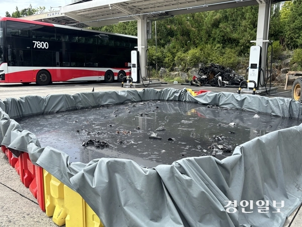 14일 오전 6시51분께 수원 호매실동 서부버스공영차고지에 있던 2층 전기버스에서 화재가 발생했다. 2026.8.14 /이영지기자 bbangzi@kyeongin.com