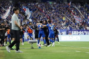 4골 터진 난타전, 승자 없었던 ‘수원더비’…수원삼성·수원FC 2-2 무승부