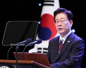 이재명 대통령 “대체불가 대한민국으로”… 남북 ‘평화공존’ 제안도
