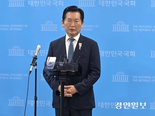 더불어민주당 정청래 전 대표가 13일 서울 여의도 국회 소통관에서 8·17 전당대회 당대표 출마 기자회견을 열고 출마의 변을 밝히고 있다. 2026.7.13 /하지은기자 zee@kyeongin.com