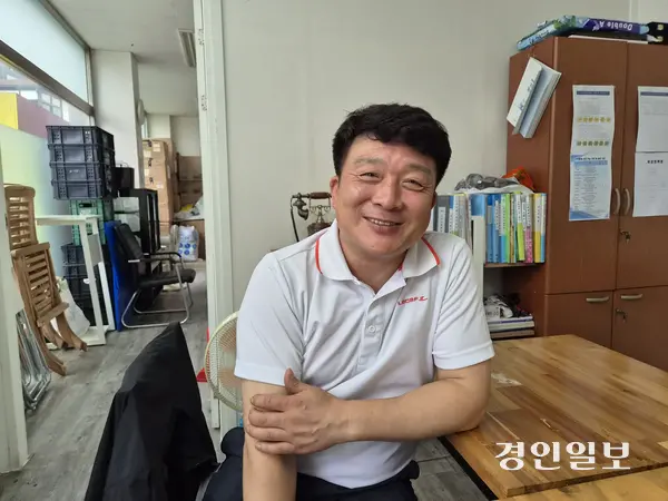 이연세 들내음 대표가 구리사랑나눔 푸드뱅크에서 식재료 기부의 계기와 과정을 전하며 환하게 웃었다. 구리/권순정기자 sj@kyeongin.com