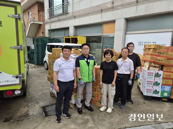 (왼쪽부터)이연세 대표와 남양주시 푸드뱅크 관계자, 소경숙 푸드뱅크 실장, 푸드뱅크 관계자들. 구리/권순정기자 sj@kyeongin.com