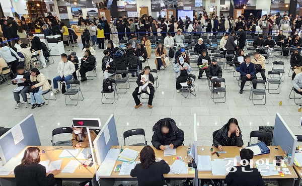 지난 3월 천원주택 신청 접수처가 마련된 인천시청 중앙홀에서 입주를 희망하는 예비 입주자들이 몰려 차례를 기다리고 있다. 2026.3.16 /김용국기자 yong@kyeongin.com