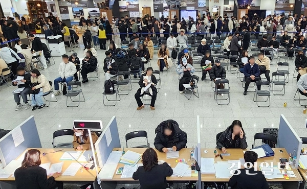 지난 3월 천원주택 신청 접수처가 마련된 인천시청 중앙홀에서 입주를 희망하는 예비 입주자들이 몰려 차례를 기다리고 있다. 2026.3.16 /김용국기자 yong@kyeongin.com