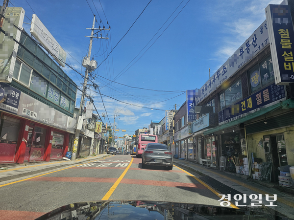 남양주 덕소리 시내를 관통하는 덕소역~도곡IC 구간 도로가 왕복 2차로에 불과해 버스가 정류장에 정차하면 뒤따르던 차량이 멈춰 서서 기다려야 한다. 2026.8.18 남양주/이종우기자 ljw@kyeongin.com