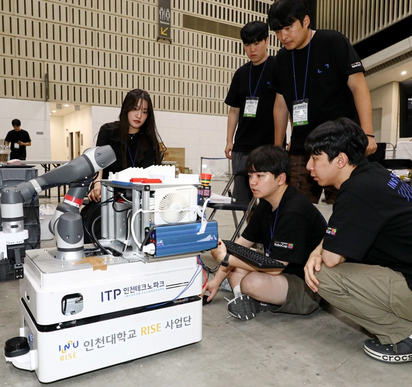 인천대 ‘TEAM INU’ 팀원들이 로보컵 2026 경기 중 모바일 로봇을 작동하고 있다. /인천대 제공