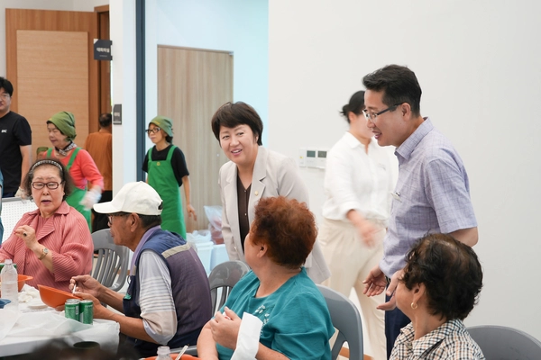 반인숙 의장이 지난 7월말 안성시 서운면에서 열린 어르신 건강기원 복달임 행사에 참여해 관내 노인들과 소통의 시간을 가졌다. /안성시의회 제공