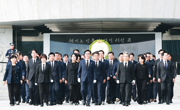 더불어민주당 김민석 신임 대표가 18일 서울 동작구 국립서울현충원에서 최민희 신임 최고위원, 한병도 원내대표 등과 현충탑을 참배한 뒤 이동하고 있다. 2026.8.18 /연합뉴스