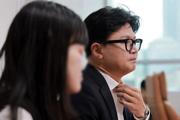 무소속 한동훈 의원이 13일 국회 의원회관 자신의 사무실에서 더불어민주당이 추진하는 검찰 보완수사권 폐지와 관련해 ‘부산 돌려차기’ 사건 피해자와 면담한 뒤 취재진을 만나고 있다. 2026.7.13 /연합뉴스
