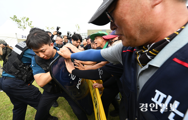 19일 오후 화성시 만세구 화성시농업기술센터에서 열린 북한 피난민 임시집결소 소요 사태 및 인질극 등을 가정한 ‘2026년 을지연습 실제훈련’에서 피난민들과 경찰이 대립하는 상황을 훈련하고 있다. 2026.8.19 /최은성기자 ces7198@kyeongin.com