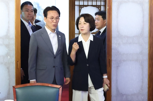 지난 6월 15일 당시 김민석 국무총리와 추미애 경기도지사 당선인이 서울 삼청동 총리공관에서 열린 국토대전환 관련 광역단체장 당선자 간담회에 함께 입장하고 있다. 2026.6.15 /연합뉴스