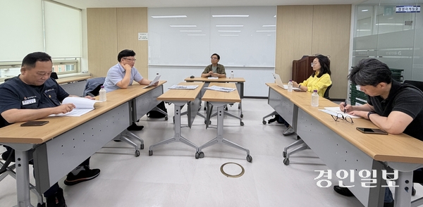 지난 7일 인천본사 회의실에서 열린 독자위원회에서 독자위원들과 목동훈 인천 편집국장이 지난달 경인일보 지면에 실린 기사들에 대해 이야기하고 있다. 2026.7.7 /백효은기자 100@kyeongin.com