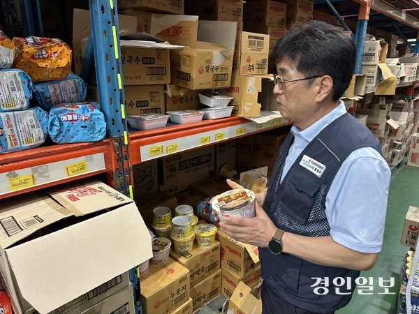 수원중소유통공동도매물류센터에 개별적으로 물품을 구입할 수 있도록 진열해놓은 모습. 2026.8.18 /목은수기자 wood@kyeongin.com