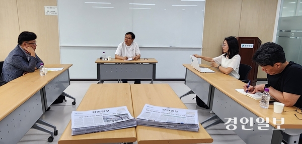 지난 13일 경인일보 인천본사 회의실에서 열린 독자위원회에서 독자위원들과 목동훈 인천 편집국장이 지난달 지면에 실린 기사들에 대해 이야기하고 있다. 2026.8.13 /백효은기자 100@kyeongin.com