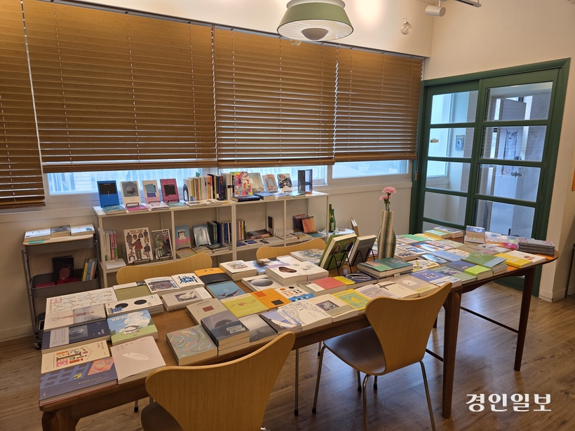 시흥에 위치한 책방내심의 내부모습. 2026.8.20 /구민주기자 kumj@kyeongin.com