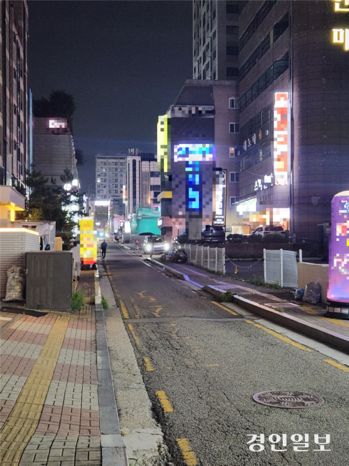 지난 19일 저녁 수원시 ‘인계동 박스’ 지역의 모습. 평소 보이던 전단지가 이날은 보이지 않았다. 2026.8.19 /김형욱기자 uk@kyeongin.com