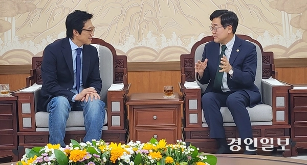 박신양 작가가 최근 인천문화예술회관에서 개최한 ‘제4의 벽’ 전시 기념품 판매 수익금 1천만원을 인천문화재단에 기부하면서 간단한 행사를 가졌다. 박찬대 인천시장과 이야기를 나누는 박신양 작가. 2026. 8.20/김성호 기자 ksh96@kyeongin.com