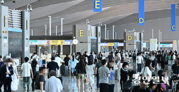 인천국제공항 출국장이 여객들로 붐비고 있다. /경인일보DB