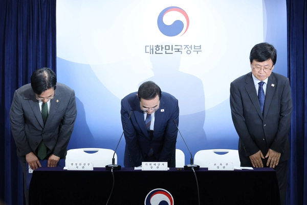 김민재 행정안전부 차관(왼쪽부터), 박홍근 기획예산처 장관, 최교진 교육부 장관이 21일 서울 종로구 정부서울청사에서 지방교육재정교부금 개편 관계부처 합동브리핑을 마친 뒤 인사하고 있다. 2026.8.21 /연합뉴스