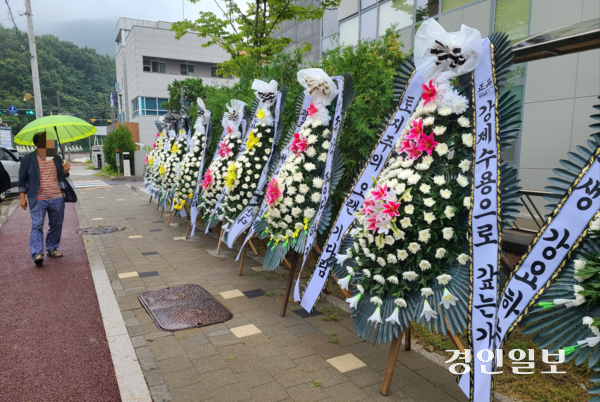 21일 경기 광주시청 사업전략본부에서 ‘광주역세권 2단계’ 공공주택지 선정과 관련해 비대위 토지주들과 박관열 광주시장이 간담회를 가졌다. 이런 가운데 간담회가 열린 사업전략본부 앞에 근조화환이 놓여있다. 2026.8.21 광주/이윤희기자·flyhigh@kyeongin.com