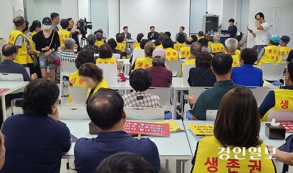 21일 경기 광주시청 사업전략본부 대회의실에서 ‘광주역세권 2단계’ 공공주택지 선정과 관련해 비대위 토지주들과 박관열 광주시장이 간담회를 가졌다. 2026.8.21 광주/이윤희기자·flyhigh@kyeongin.com