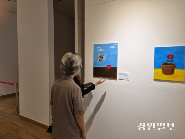 구리시정신건강복지센터의 전시회에서 선보이고 있는 작품 ‘한쪽 날개만 있는 나비’. 구리/권순정기자 sj@kyeongin.com