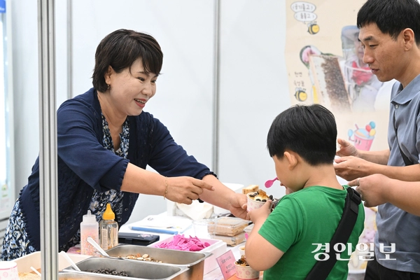 20일 수원컨벤션센터에서 열린 ‘전국 8도 로컬푸드 박람회’를 찾은 시민들이 다양한 먹거리 부스를 둘러보고 있다. 2026.8.20 /최은성기자 ces7198@kyeongin.com