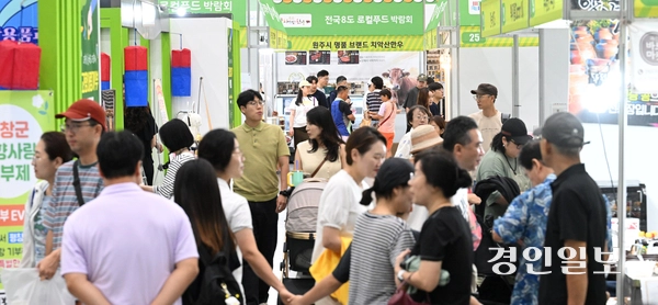 20일 수원시 영통구 수원컨벤션센터에서 열린 ‘전국 8도 로컬푸드 박람회’를 찾은 시민들이 다양한 먹거리 부스를 둘러보고 있다. 2026.8.23 /최은성기자 ces7198@kyeongin.com