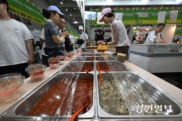 20일 수원시 영통구 수원컨벤션센터에서 열린 ‘전국 8도 로컬푸드 박람회’를 찾은 시민들이 다양한 먹거리 부스를 둘러보고 있다. 2026.8.23 /최은성기자 ces7198@kyeongin.com
