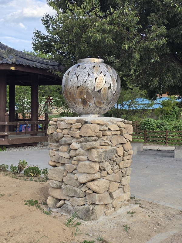 금속 나뭇잎에 담은 ‘숲의 호흡’… 강신영 16번째 개인전