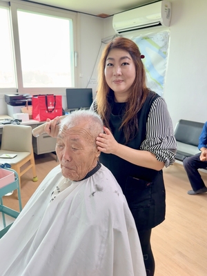 백석1리서 ‘6년째’ 지켜온 미용 봉사 박은정 원장