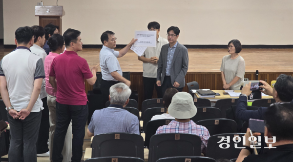 24일 광명시 하안·철산 재건축사업 조합원들이 공공임대 주택 확대 요구에 반발하며 시 관계자에게 성명서를 전달하고 있다. 2026.8.24 광명/김성주기자 ksj@kyeongin.com