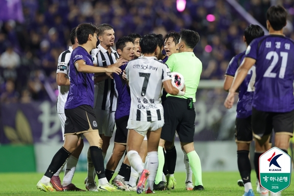 지난 22일 안양종합운동장에서 열린 경기에서 FC서울과 신경전을 벌이고 있는 FC안양 선수들. /한국프로축구연맹 제공