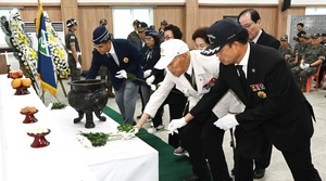 [포토] 6·25 전사자 유해발굴 개토식 ‘헌화’